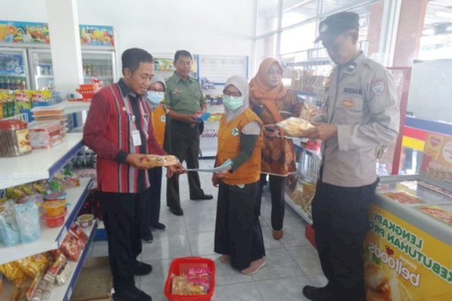 Plt. Camat Polanharjo dan Tim Gabungan Gelar Pengecekan Barang Kadaluarsa di Pasaran Jelang Lebaran