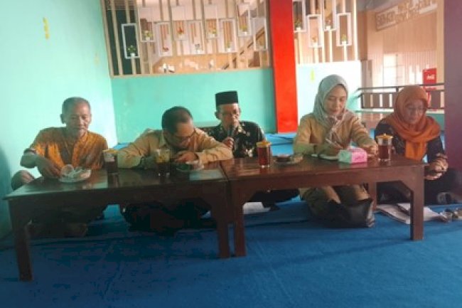 Camat Mengajak Kaur di Desa Berperan Aktif Membantu Kepala Desa  Dalam Pencapaian Visi Misi Desa 