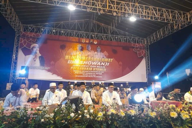 Puluhan Ribu Jamaah Mengikuti Sholawat Dan Ngaji (SHOWANJI) di Lapangan PNP Polanharjo