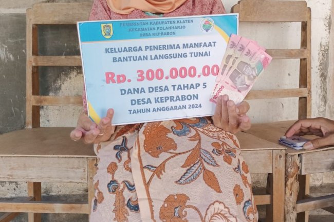 Petugas Mengantar Ke- Rumah KPM (Keluarga Penerima Manfaat) BLT Dana Desa Keprabon Kecamatan Polanharjo