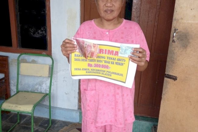 Petugas Desa Jimus Polanharjo Antar Langsung  Ke Rumah Keluarga Penerima Manfaat