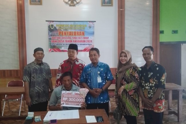 Petugas Antar Langsung  Ke Rumah Keluarga Penerima Bantuan Langsung Tunai Di Desa Sidoharjo Polanharjo