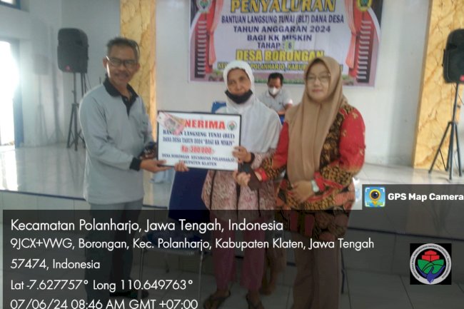 Petugas Antar Langsung  Ke Rumah Keluarga Penerima Bantuan Langsung Tunai Di Desa Borongan Kecamatan Polanharjo