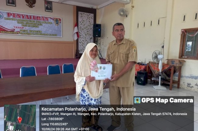 Petugas Antar Langsung Ke Rumah Keluarga Penerima Bantuan Langsung Tunai  Di Desa Wangen Kecamatan Polanharjo