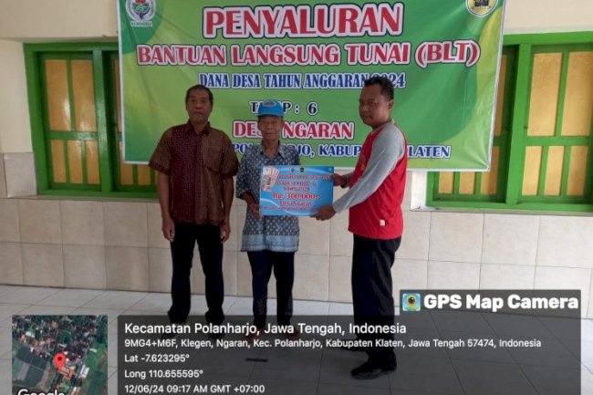 SEJUMLAH KELUARGA PENERIMA MANFAAT GEMBIRA TERIMA BANTUAN LANGSUNG TUNAI DANA DESA NGARAN POLANHARJO 