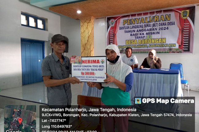 PETUGAS ANTAR LANGSUNG  KE RUMAH KELUARGA PENERIMA BANTUAN LANGSUNG TUNAI  DI DESA BORONGAN POLANHARJO
