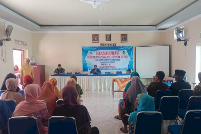 SALURKAN BLT DESA KAPUNGAN POLANHARJO PETUGAS ANTAR  KE RUMAH KELUARGA PENERIMA BANTUAN