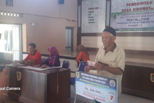 SALUR BLT PETUGAS DESA SIDOWAYAH POLANHARJO ANTAR LANGSUNG  KE RUMAH KELUARGA PENERIMA MANFAAT