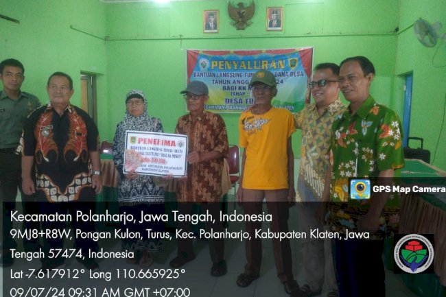 PETUGAS ANTAR LANGSUNG  KE RUMAH KELUARGA PENERIMA BANTUAN LANGSUNG TUNAI  DI DESA TURUS POLANHARJO