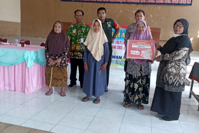 SALURKAN BANTUAN LANGSUNG TUNAI DESA KAHUMAN POLANHARJO PETUGAS ANTAR KE RUMAH PENERIMA MANFAAT 