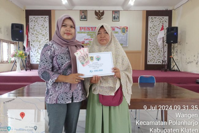 PETUGAS ANTAR LANGSUNG KE RUMAH KELUARGA PENERIMA BANTUAN LANGSUNG TUNAI DI DESA WANGEN POLANHARJO