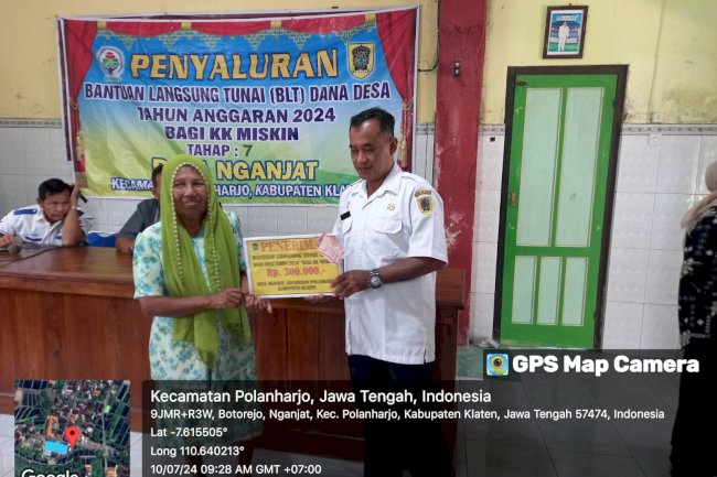 PETUGAS ANTAR LANGSUNG  KE RUMAH KELUARGA PENERIMA BANTUAN LANGSUNG TUNAI  DI DESA NGANJAT POLANHARJO