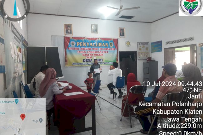 PETUGAS ANTAR LANGSUNG  KE RUMAH KELUARGA PENERIMA BANTUAN LANGSUNG TUNAI  DI DESA JANTI POLANHARJO