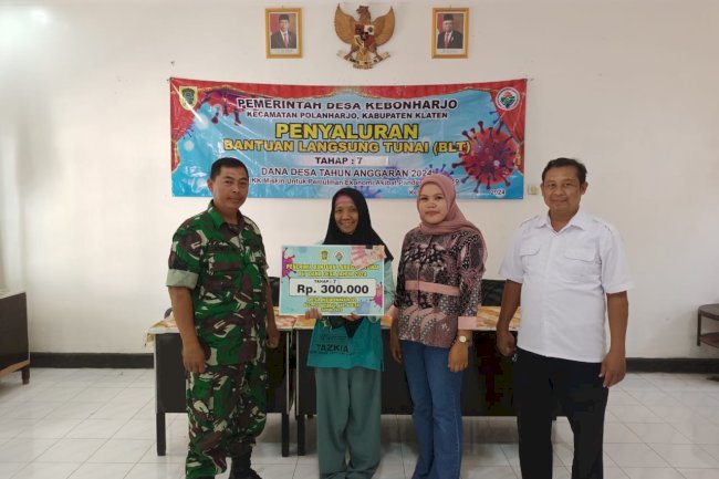 PETUGAS ANTAR LANGSUNG  KE RUMAH KELUARGA PENERIMA BANTUAN LANGSUNG TUNAI  DI DESA KEBONHARJO POLANHARJO