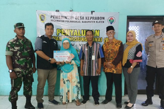 PETUGAS DESA KEPRABON MENDAHULUKAN  PELAYANAN BAGI PENERIMA MANFAAT YANG BERUSIA RENTAN