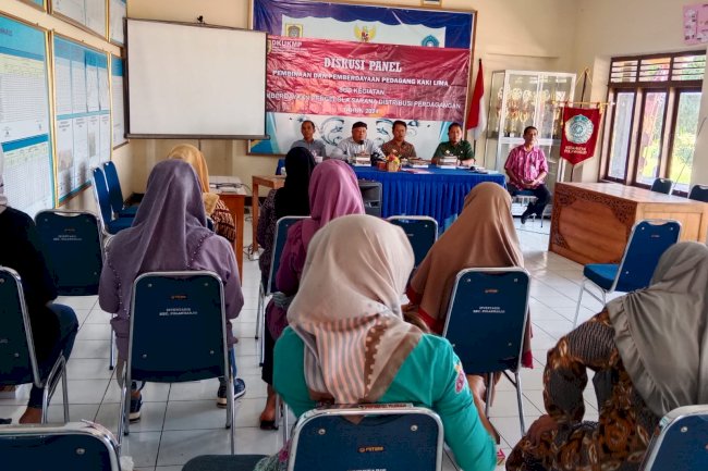 DISKUSI PANEL PEMBINAAN DALAM UPAYA PEMBERDAYAAN  PEDAGANG KAKI LIMA KECAMATAN POLANHARJO