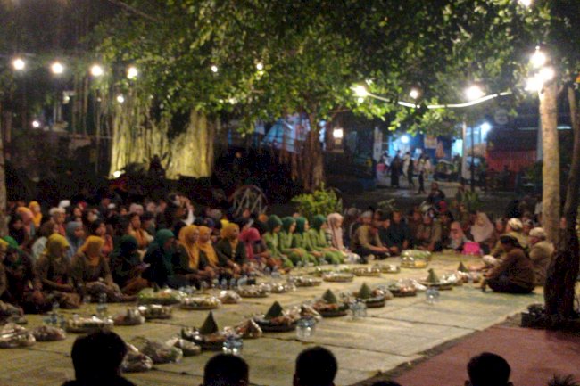 RIBUAN WARGA HADIRI TRADISI “ MERTI TIRTO “ DI UMBUL SIGEDANG DESA PONGGOK POLANHARJO KLATEN