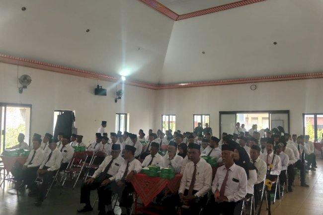 CAMAT POLANHARJO SERENTAK KUKUHKAN  ANGGOTA  BADAN PERMUSYAWARATAN DESA  SE-KECAMATAN POLANHARJO