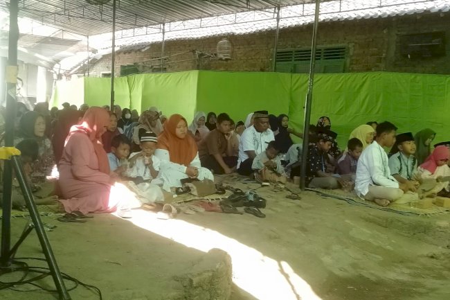 PEMBERIAN  SANTUNAN  ANAK YATIM PIATU   OLEH PENGAJIAN IBU-IBU  POLAN POLANHARJO