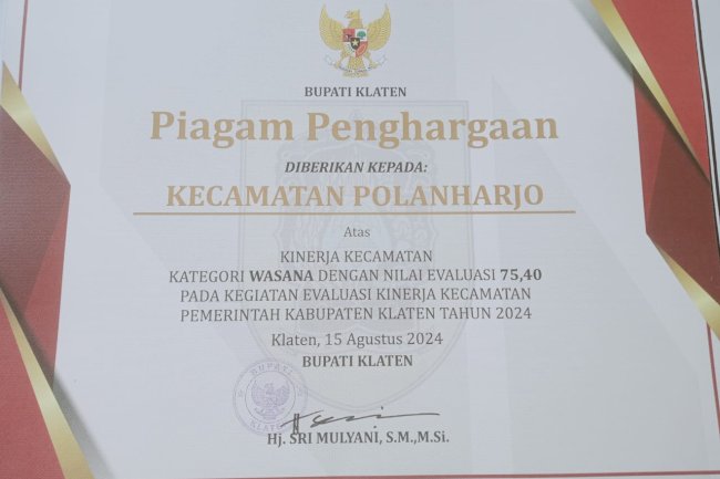 POLANHARJO RAIH PRESTASI WASANA ATAS KINERJA KECAMATAN TAHUN 2024