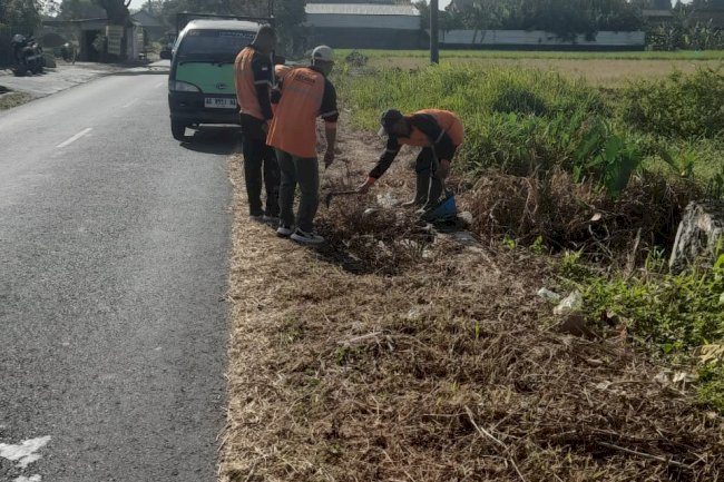 GERAKAN KEBERSIHAN BERSAMA RELAWAN DAN MUSPIKA  POLANHARJO 