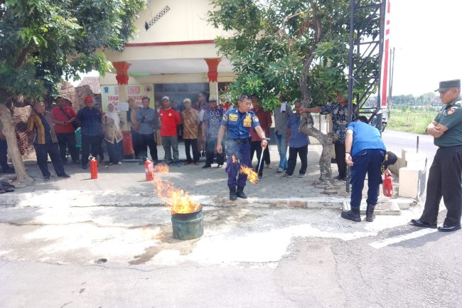 PENYERAHAN DAN SIMULASI PENGGUNAAN APAR  KECAMATAN POLANHARJO