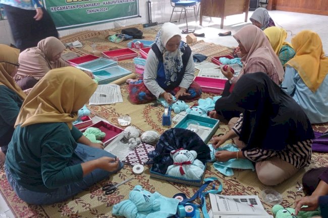 TP PKK NGANJAT POLANHARJO ADAKAN PELATIHAN MEMBUAT HANTARAN PERNIKAHAN