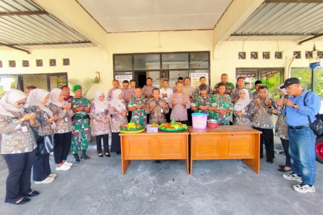 Perkokoh Sinergitas, Camat dan Danramil Polanharjo Beri Kejutan HUT Bhayangkara ke-80 di Mapolsek Polanharjo