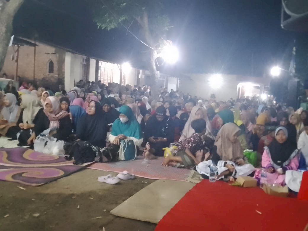 Ribuan Jamaah Mengikuti Pengajian Malam Ahad Legi  Di Desa Glagahwangi Kecamatan Polanharjo
