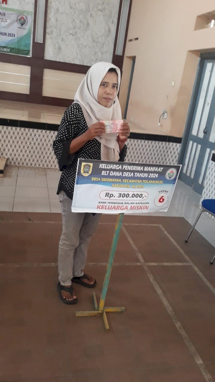 SEJUMLAH KELUARGA PENERIMA MANFAAT GEMBIRA TERIMA BANTUAN LANGSUNG TUNAI DANA DESA NGARAN POLANHARJO 