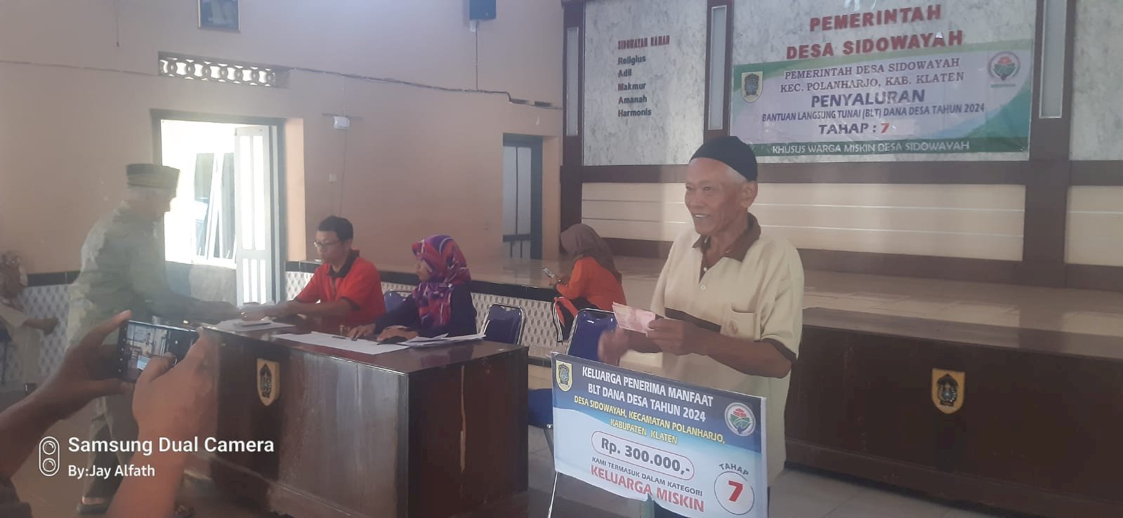 SALUR BLT PETUGAS DESA SIDOWAYAH POLANHARJO ANTAR LANGSUNG  KE RUMAH KELUARGA PENERIMA MANFAAT