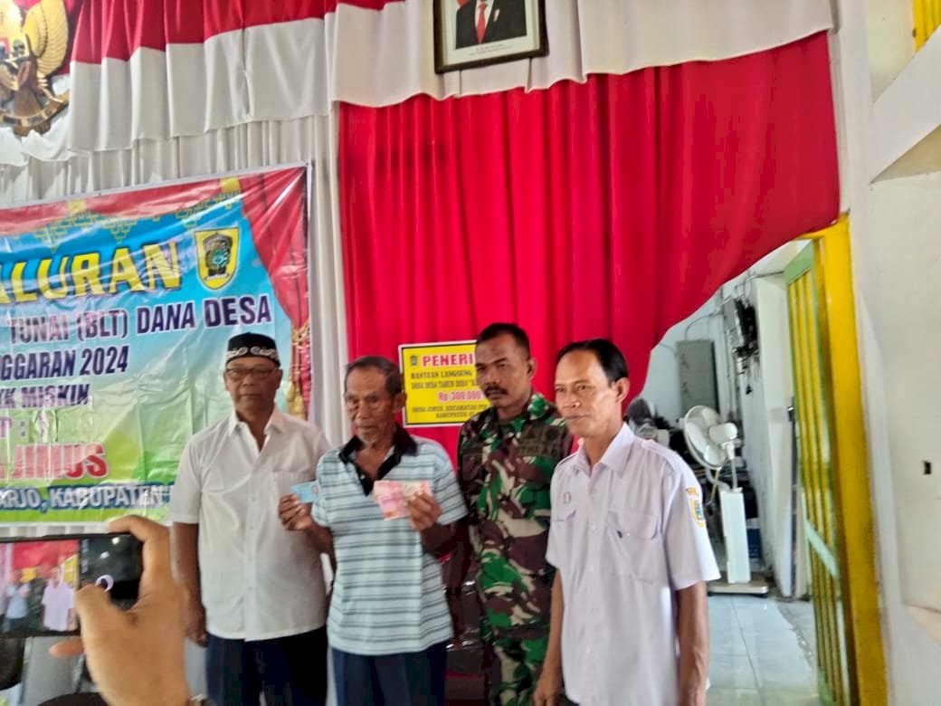 PETUGAS ANTAR LANGSUNG  KE RUMAH KELUARGA PENERIMA BANTUAN LANGSUNG TUNAI  DI DESA JIMUS POLANHARJO