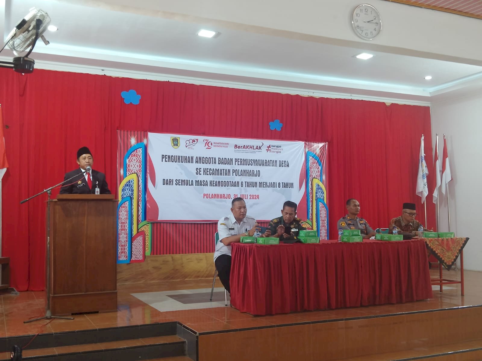 CAMAT POLANHARJO SERENTAK KUKUHKAN  ANGGOTA  BADAN PERMUSYAWARATAN DESA  SE-KECAMATAN POLANHARJO