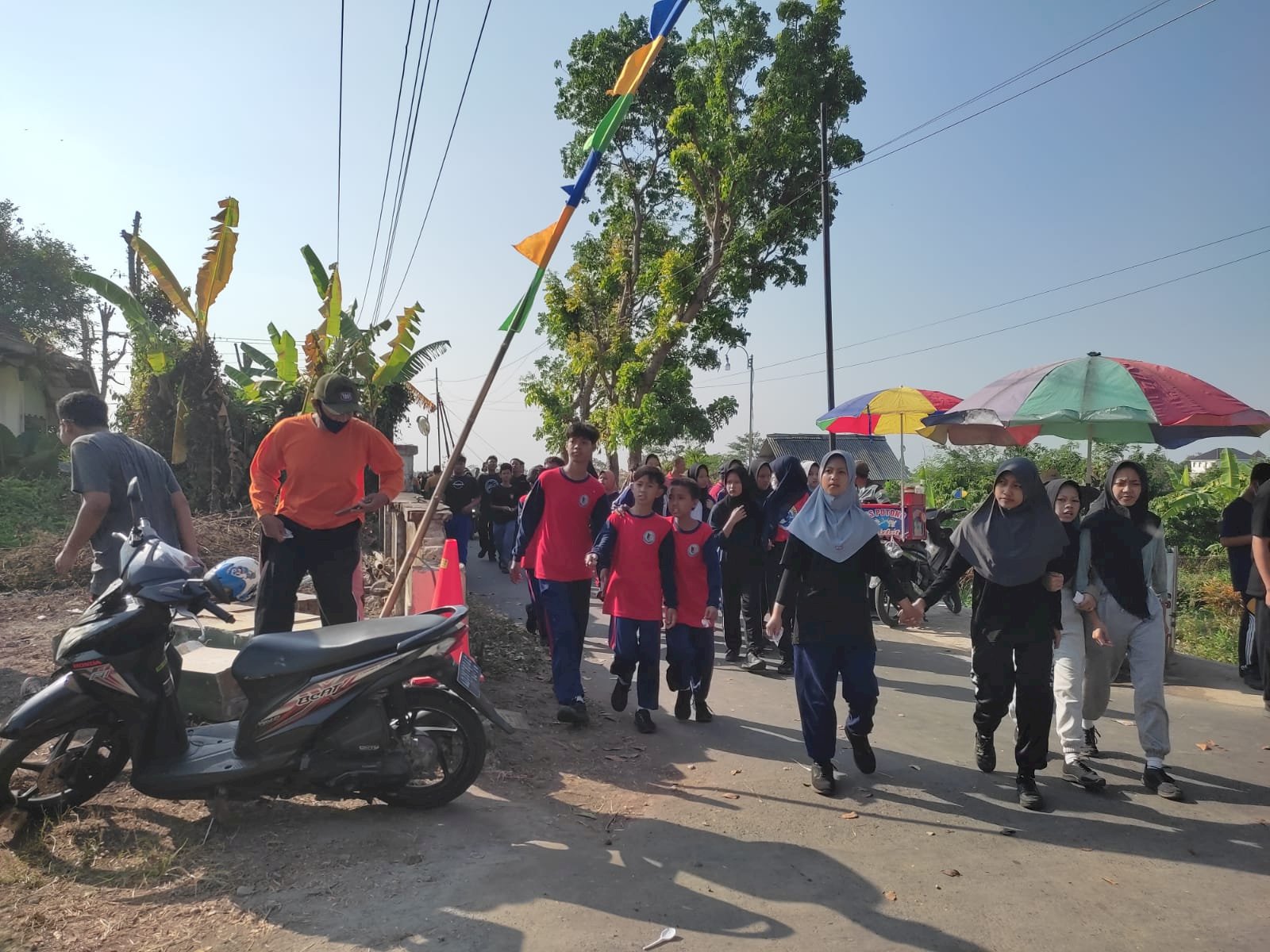 RIBUAN MASYARAKAT TUMPEK BLEK MENGIKUTI SENAM DAN JALAN SEHAT DI LAPANGAN PNP POLANHARJO