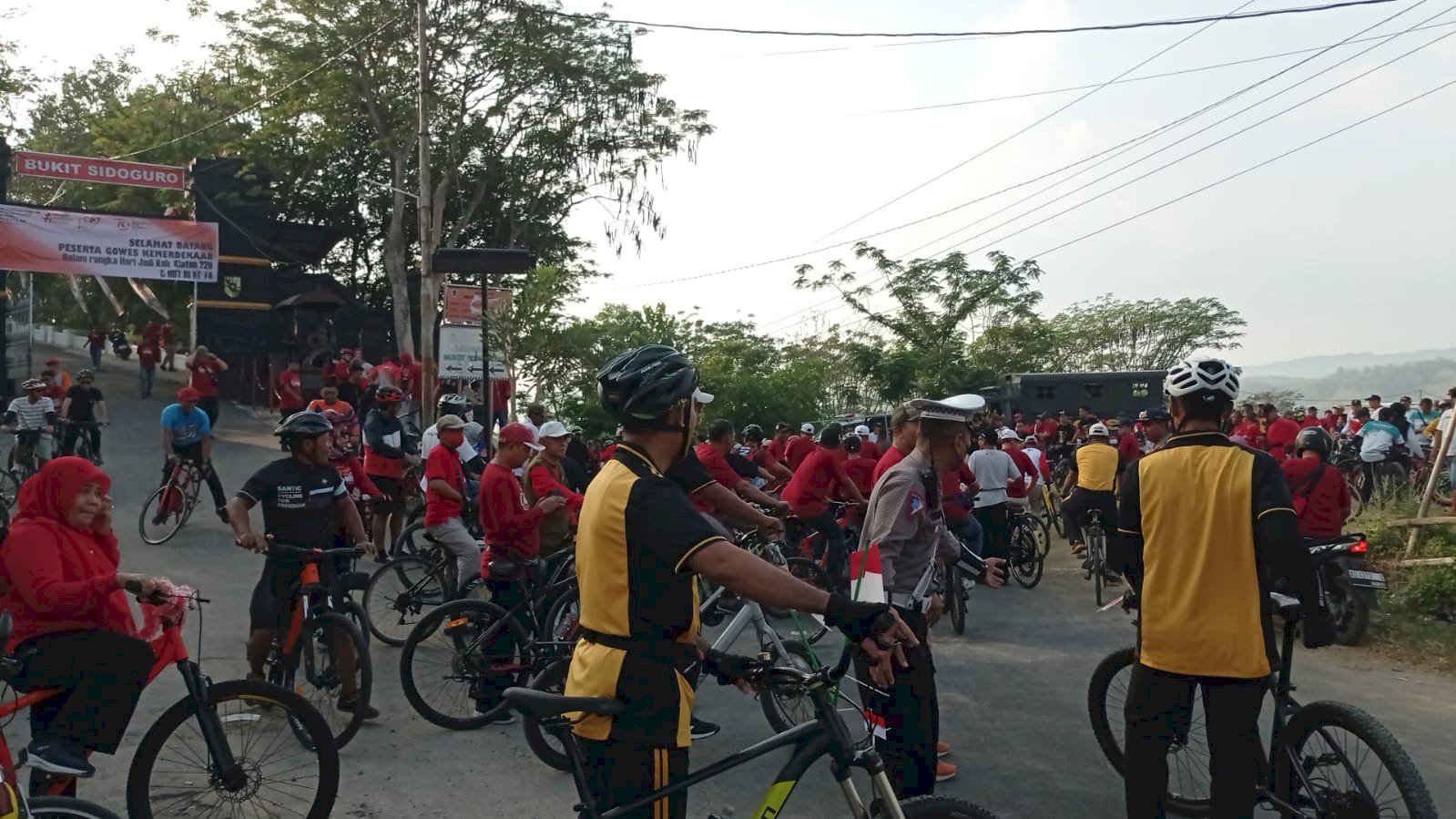 SQUAD GOWES KECAMATAN POLANHARJO  MENGIKUTI GOWES PERINGATAN HARI JADI KLATEN TAHUN 2024