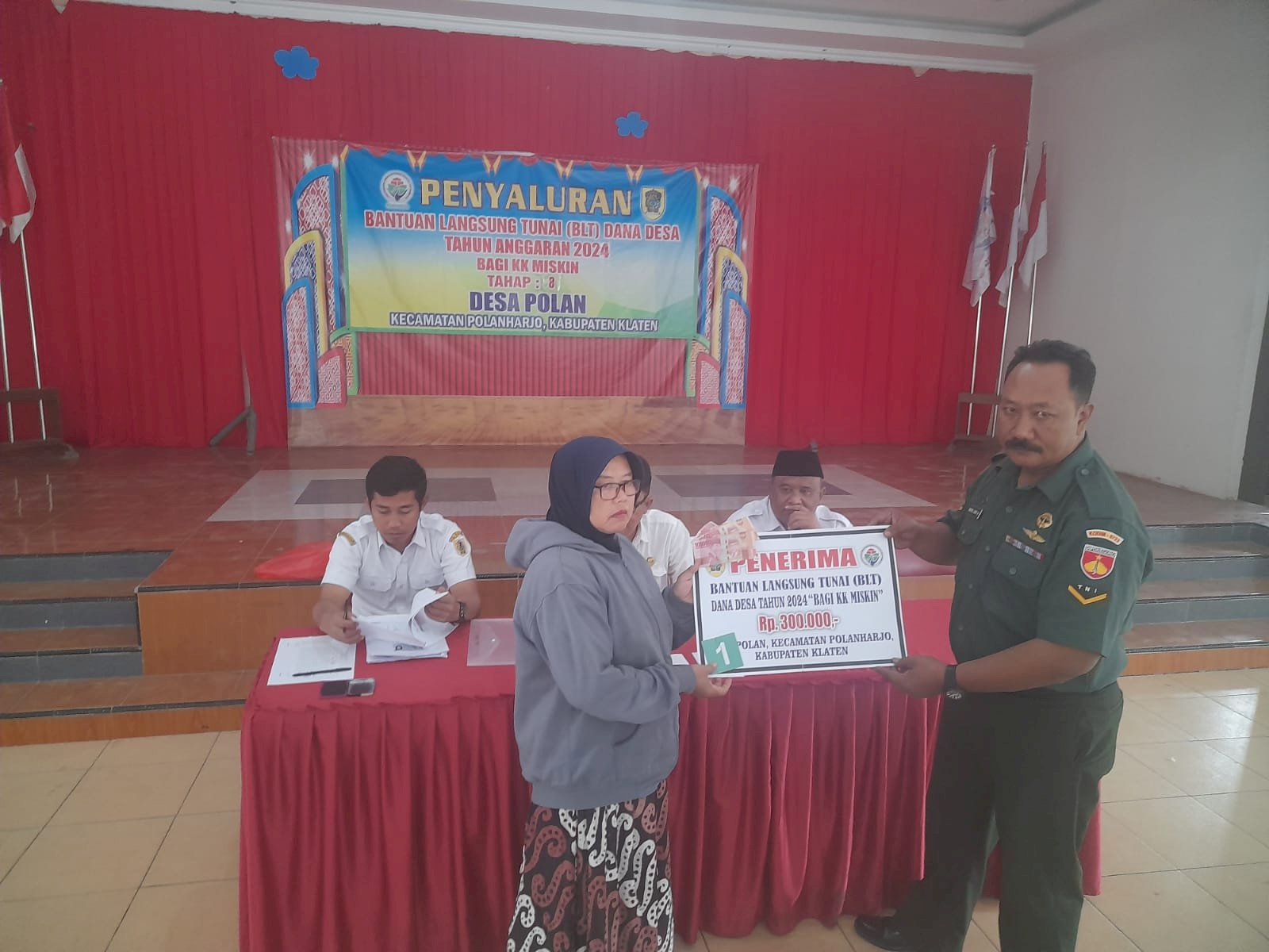 PENYALURAN BANTUAN LANGSUNG TUNAI ( BLT ) TAHAP KE-8 DESA POLAN KECAMATAN POLANHARJO