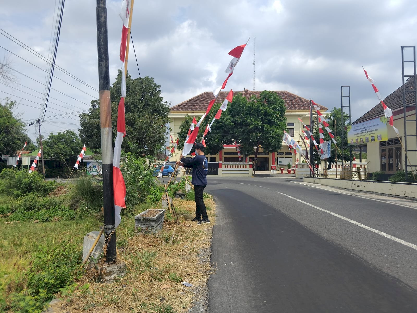 MENYAMBUT HUT RI KE-79 POLANHARJO BERSOLEK