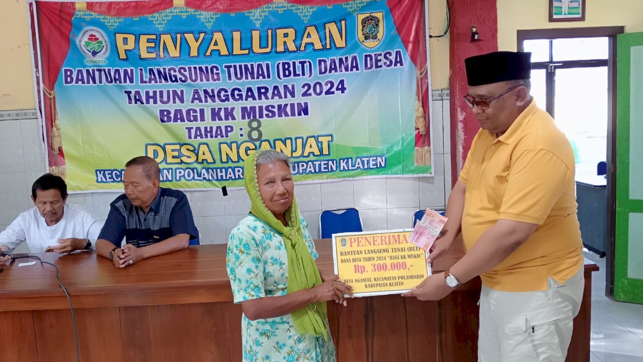 PEMERINTAH DESA NGANJAT SALURKAN BANTUAN LANGSUNG TUNAI ( BLT )