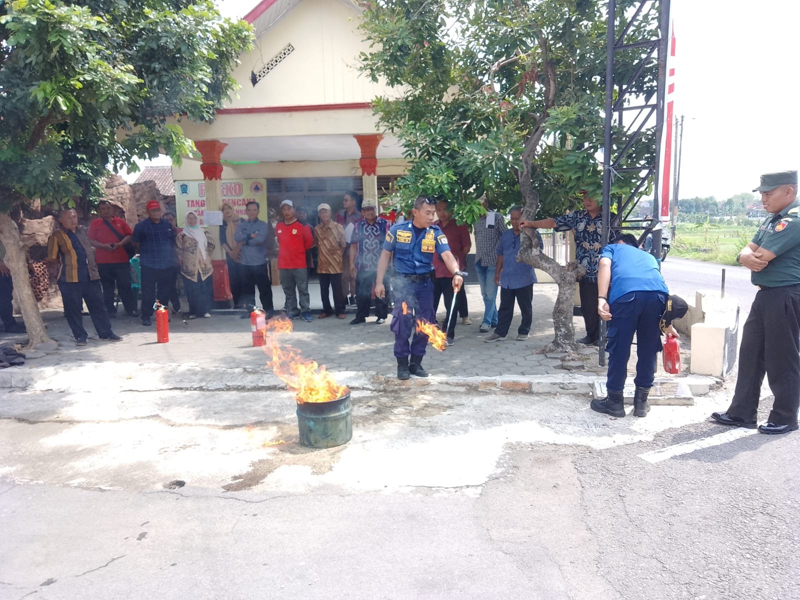 PENYERAHAN DAN SIMULASI PENGGUNAAN APAR  KECAMATAN POLANHARJO