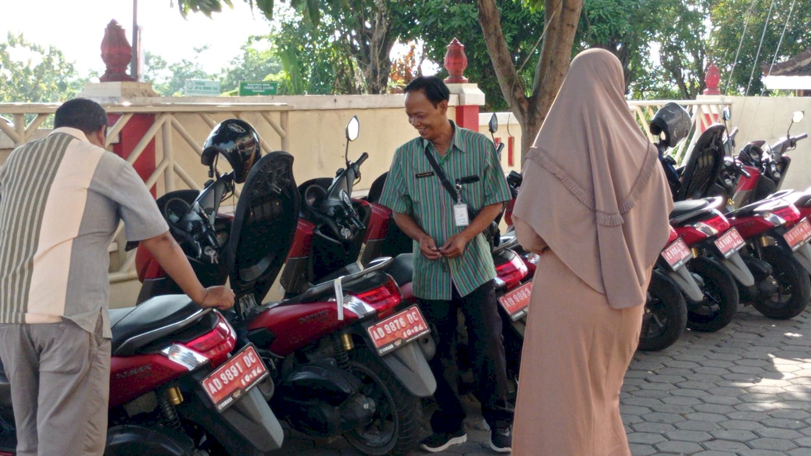 CAMAT POLANHARJO APELKAN KENDARAAN DINAS KEPALA DESA