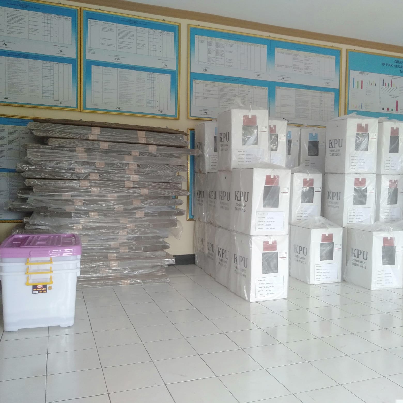 PIKET PENGAMANAN LOGISTIK JELANG PILKADA SERENTAK DI KECAMATAN POLANHARJO 