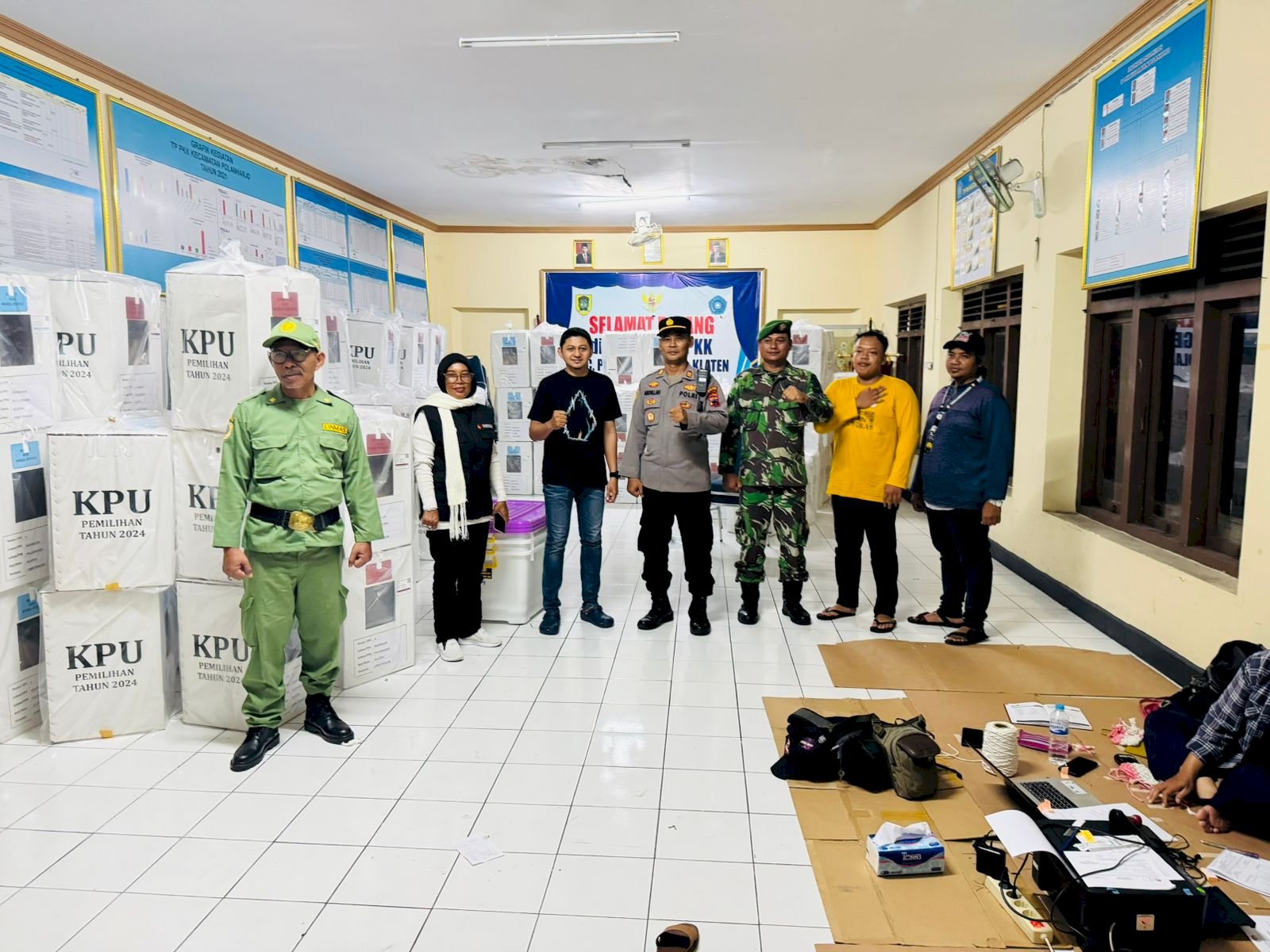 PIKET PENGAMANAN LOGISTIK JELANG PILKADA SERENTAK DI KECAMATAN POLANHARJO 