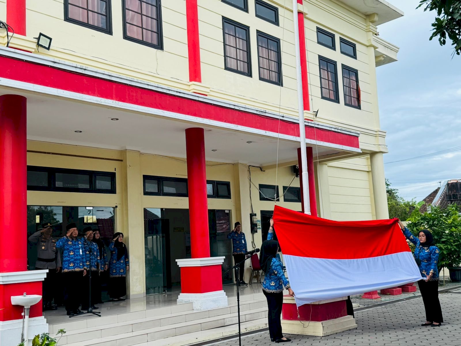 PIMPIN UPACARA HUT KORPRI KE-53, CAMAT PESAN PADA  ASN  PEKA TERHADAP KEADAAN MASYARAKAT