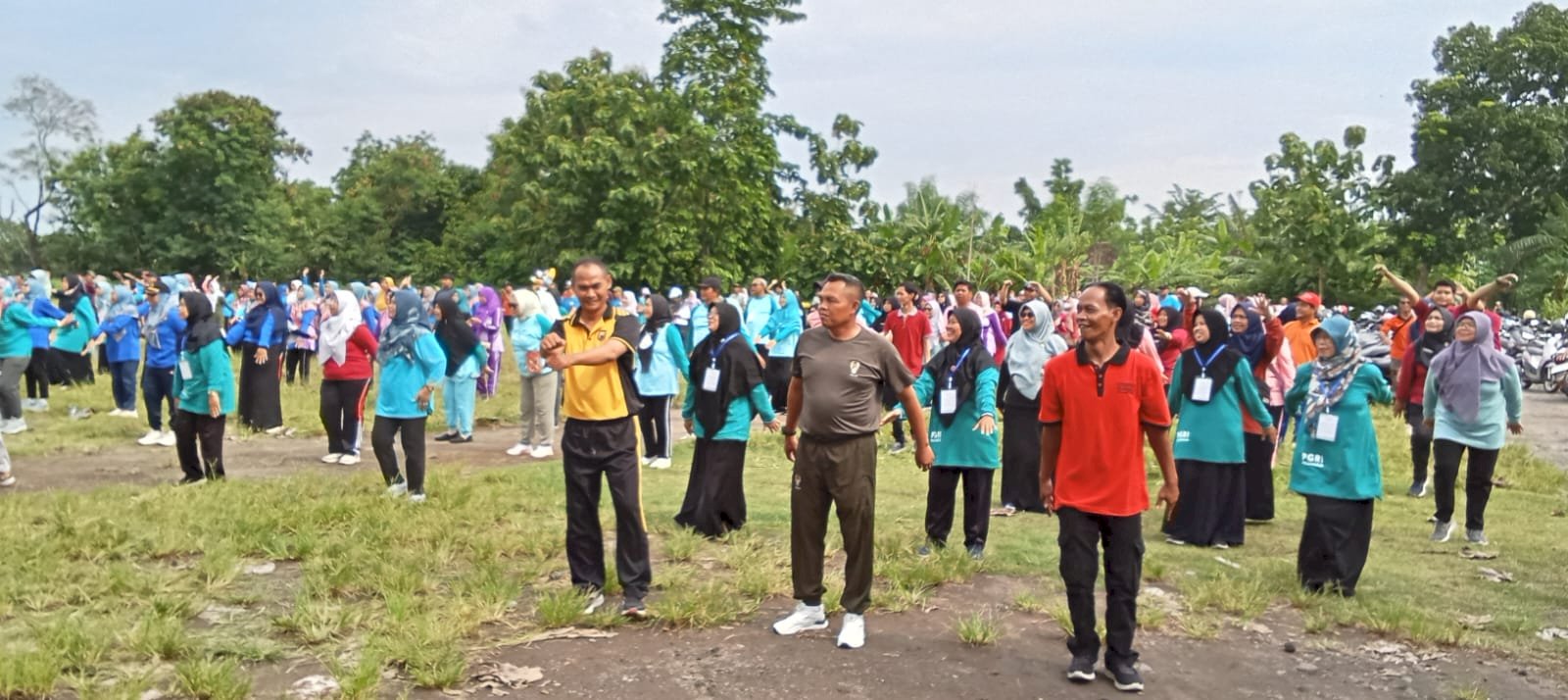 PERINGATAN HUT PGRI DAN HARI GURU TAHUN 2024  KECAMATAN POLANARJO ADAKAN SENAM BERSAMA 