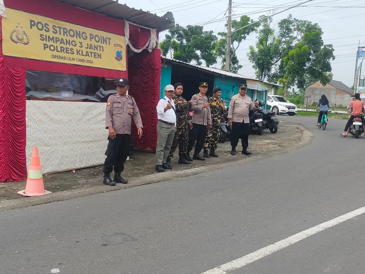 POSKO NATARU POLANHARJO   MEMBANTU KELANCARAN ARUS LALU LINTAS