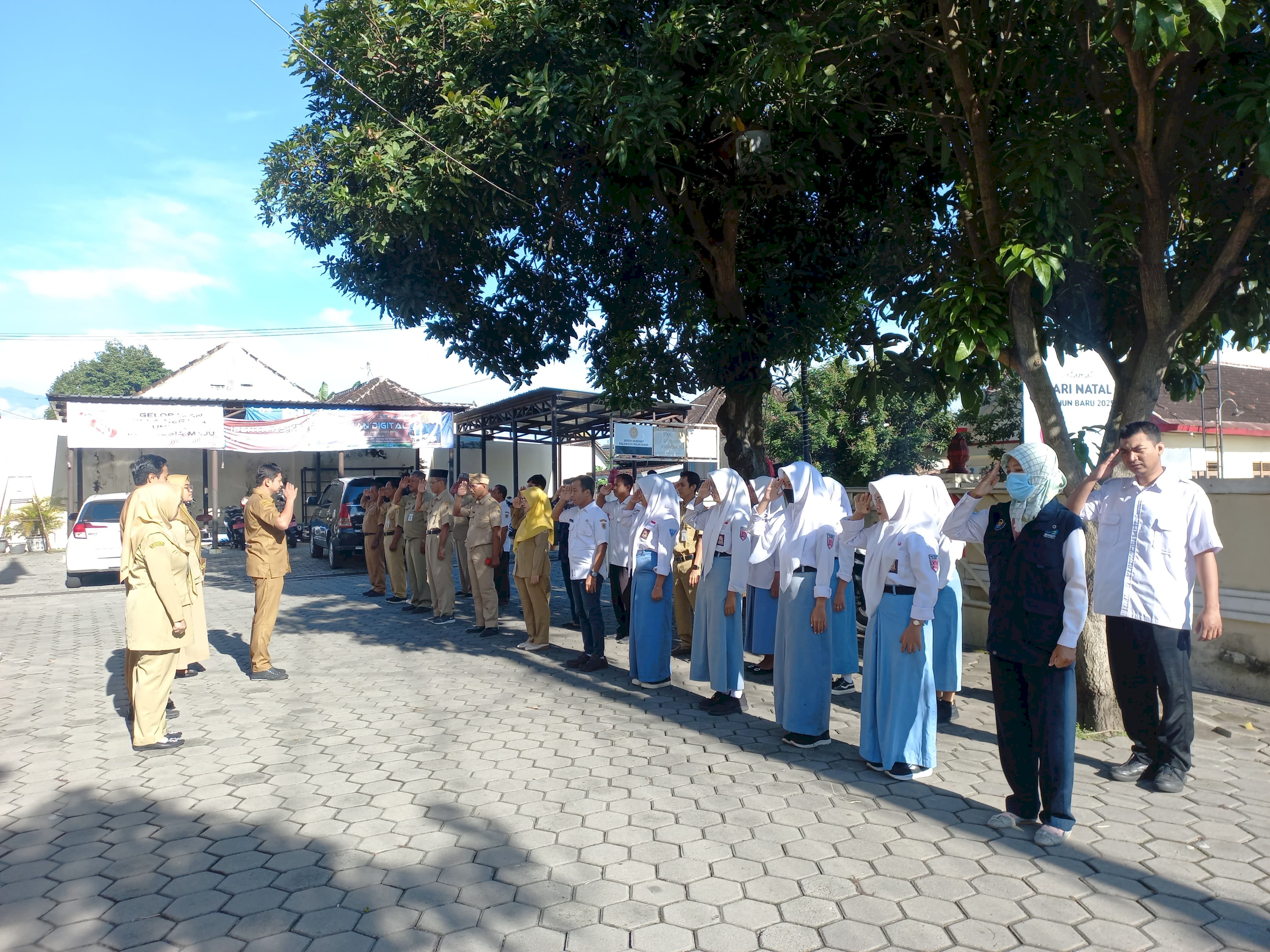 APEL PAGI SEBAGAI SARANA KOMUNIKASI DENGAN PEGAWAI KECAMATAN POLANHARJO