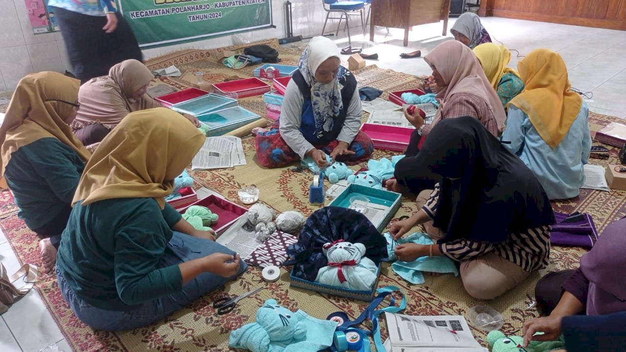 TP PKK NGANJAT POLANHARJO ADAKAN PELATIHAN MEMBUAT HANTARAN PERNIKAHAN