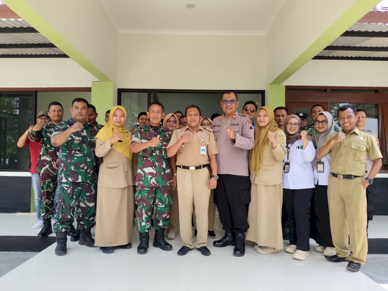   DIRGAHAYU TNI KE-80, KECAMATAN POLANHARJO BERSAMA POLSEK RAYAKAN HUT TNI KE-80 DI MAKORAMIL 0723/15 POLANHARJO DENGAN PENUH KEHANGATAN.