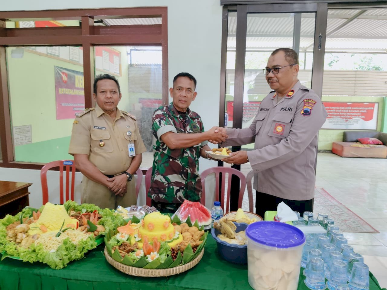   DIRGAHAYU TNI KE-80, KECAMATAN POLANHARJO BERSAMA POLSEK RAYAKAN HUT TNI KE-80 DI MAKORAMIL 0723/15 POLANHARJO DENGAN PENUH KEHANGATAN.
