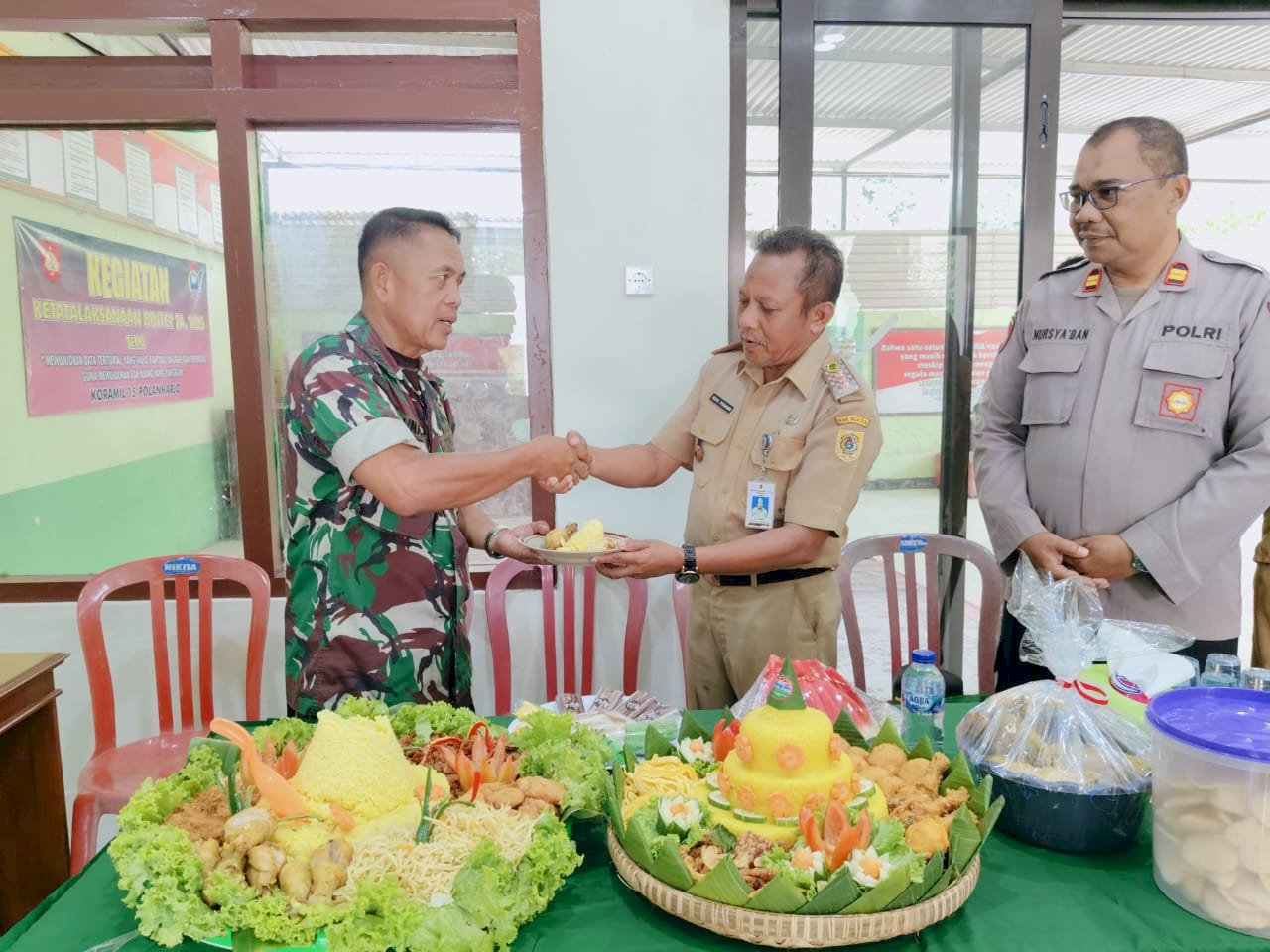   DIRGAHAYU TNI KE-80, KECAMATAN POLANHARJO BERSAMA POLSEK RAYAKAN HUT TNI KE-80 DI MAKORAMIL 0723/15 POLANHARJO DENGAN PENUH KEHANGATAN.